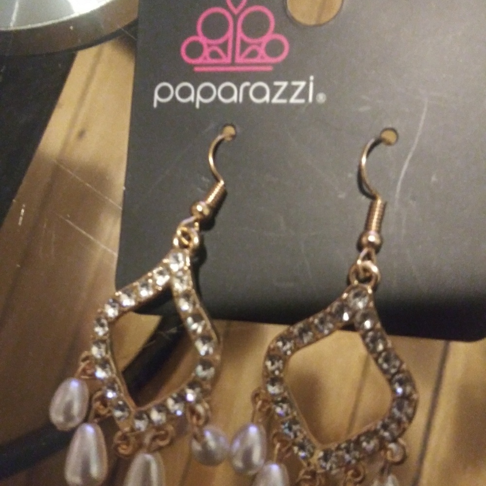 Earring - Picture 4 of 8